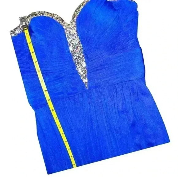 Formal Gown with Bedazzled Neck. . - Picture 7 of 8